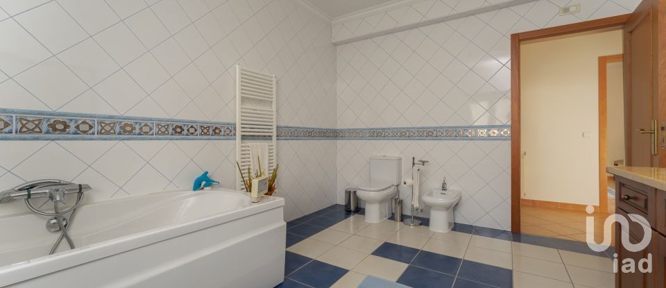 Moradia T5 em Regueira de Pontes de 318 m²