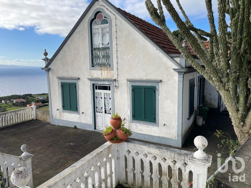 House T5 in Santo Amaro of 210 m²