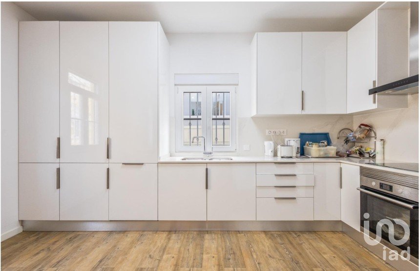 House T3 in Areeiro of 203 m²