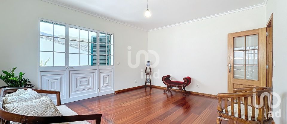 Maison T4 à Santo António de 379 m²