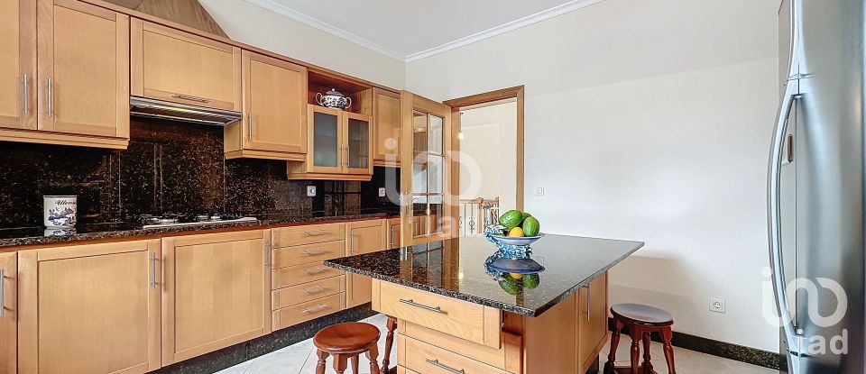 Maison T4 à Santo António de 379 m²