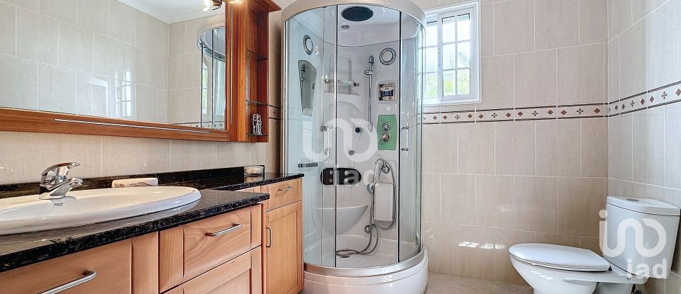 Maison T4 à Santo António de 379 m²