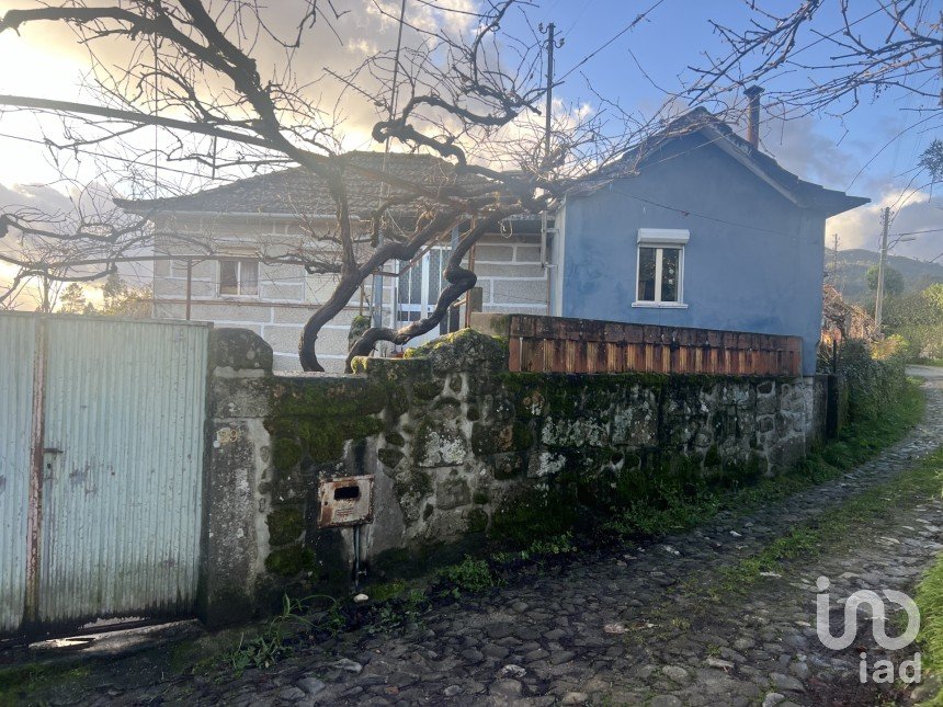 Maison T3 à Santa Cruz da Trapa e São Cristóvão de Lafões de 184 m²
