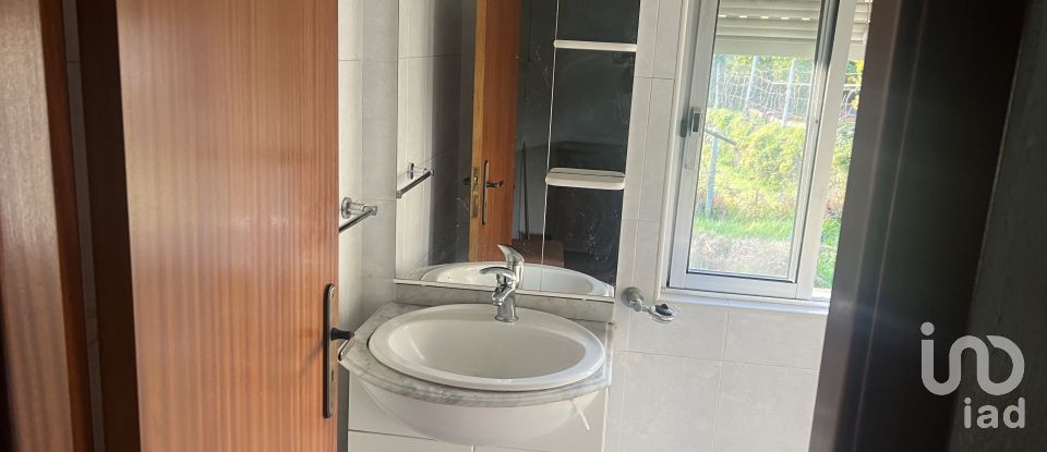 Maison T3 à Santa Cruz da Trapa e São Cristóvão de Lafões de 184 m²