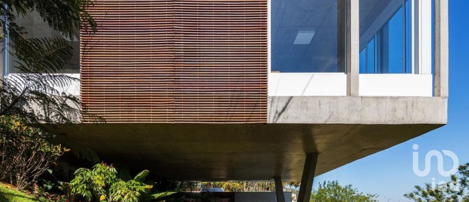 Terreno urbano em Carvoeira e Carmões de 3 960 m²