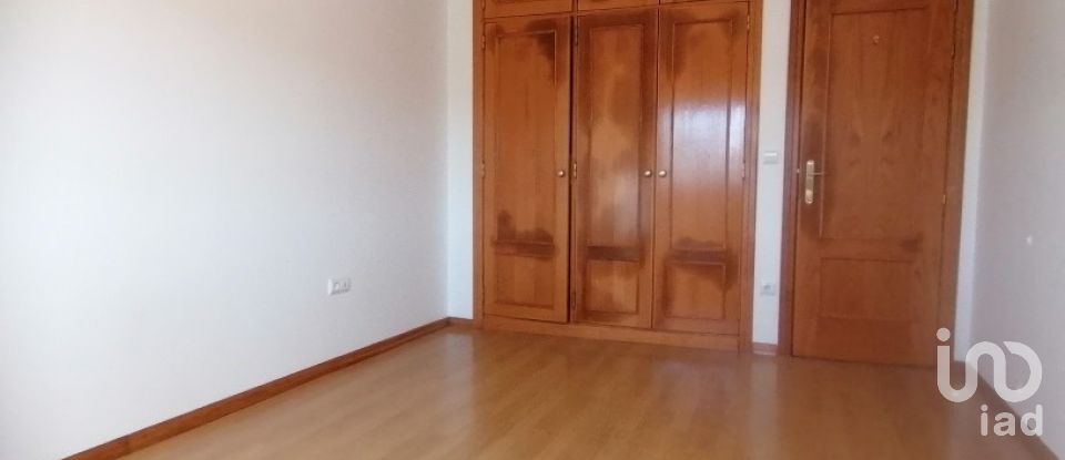 Moradia T4 em Venda do Pinheiro e Santo Estêvão das Galés de 217 m²