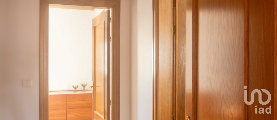 Moradia T4 em Venda do Pinheiro e Santo Estêvão das Galés de 217 m²