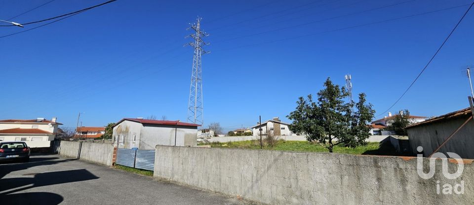 Terrain à Avanca de 585 m²