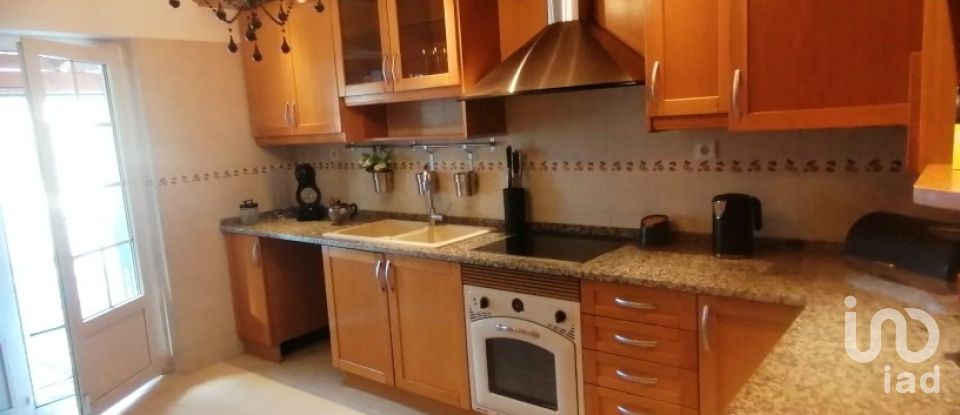 House T4 in Venda do Pinheiro e Santo Estêvão das Galés of 217 m²