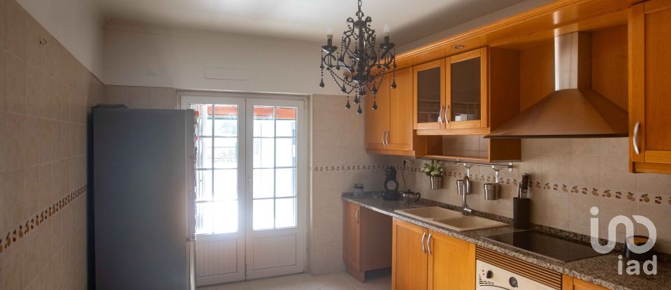 House T4 in Venda do Pinheiro e Santo Estêvão das Galés of 217 m²