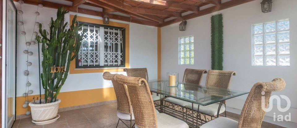 House T4 in Venda do Pinheiro e Santo Estêvão das Galés of 217 m²