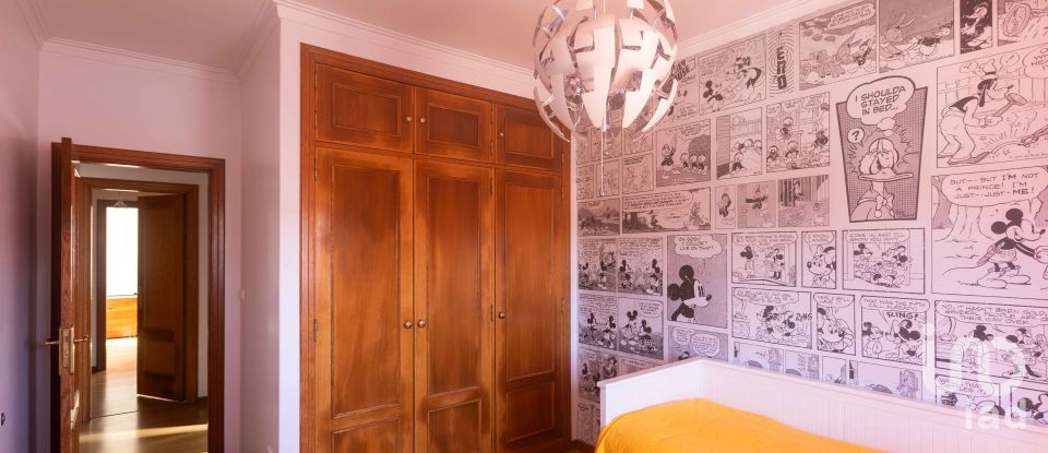 House T4 in Venda do Pinheiro e Santo Estêvão das Galés of 217 m²