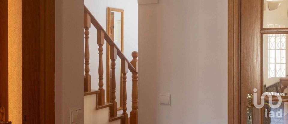 House T4 in Venda do Pinheiro e Santo Estêvão das Galés of 217 m²