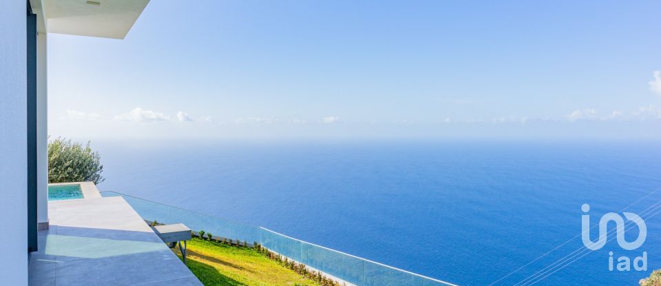 House T4 in Prazeres of 299 m²