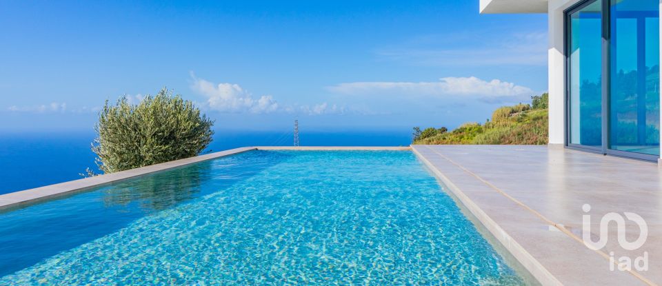 House T4 in Prazeres of 299 m²