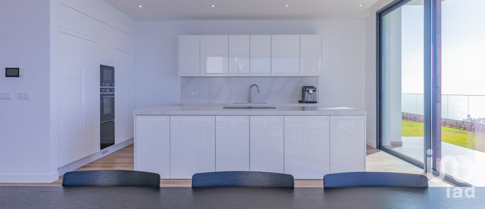 House T4 in Prazeres of 299 m²