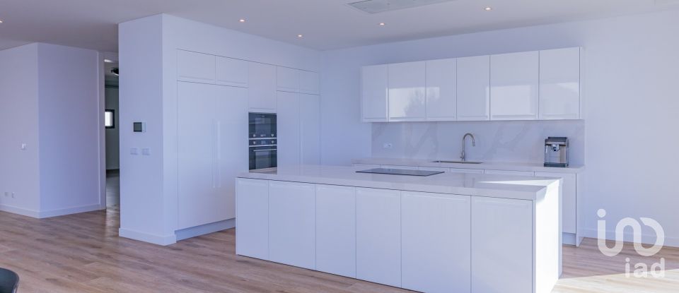 House T4 in Prazeres of 299 m²