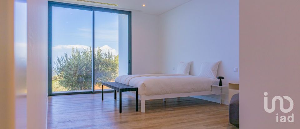 House T4 in Prazeres of 299 m²