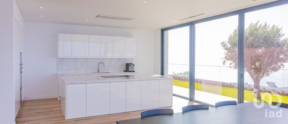 House T4 in Prazeres of 299 m²