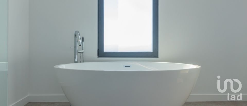 House T4 in Prazeres of 299 m²