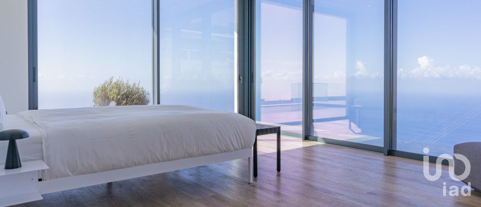 House T4 in Prazeres of 299 m²