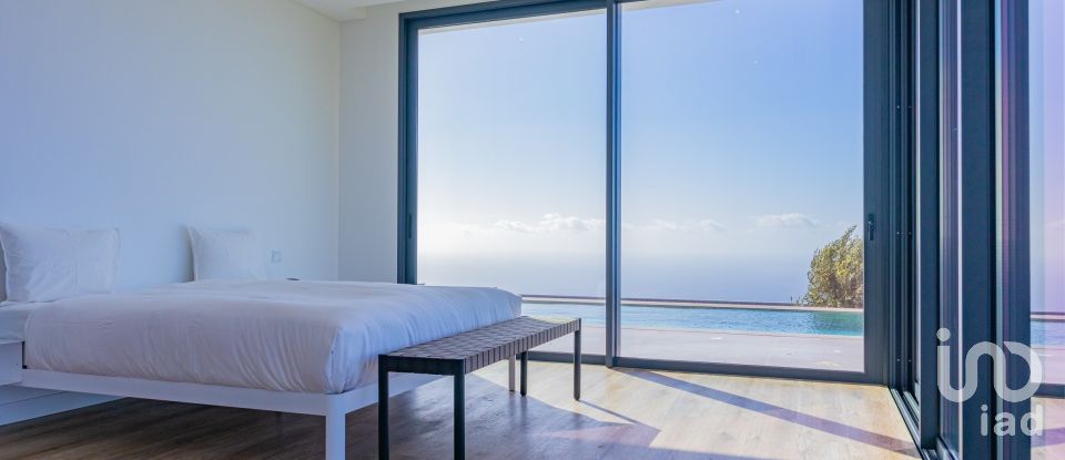 House T4 in Prazeres of 299 m²