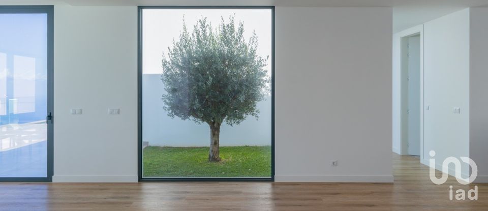 House T4 in Prazeres of 299 m²