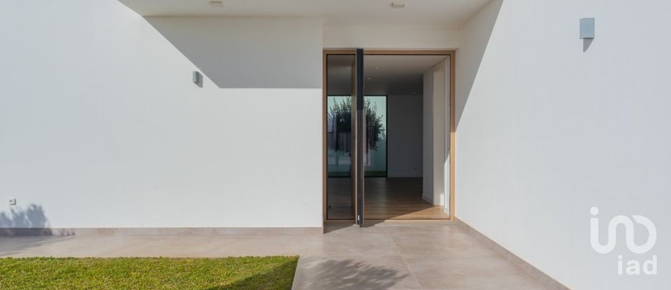 House T4 in Prazeres of 299 m²