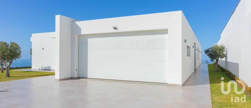 House T4 in Prazeres of 299 m²