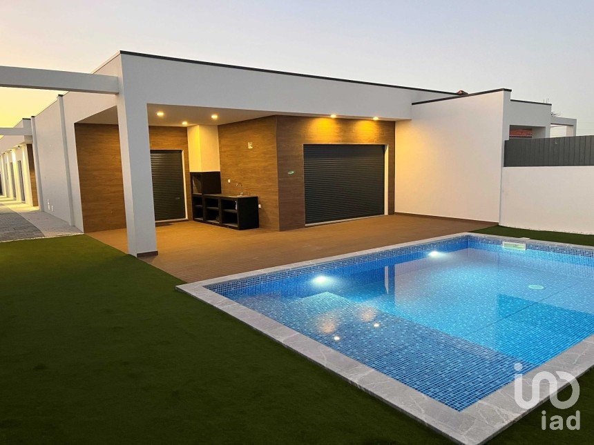 Casa T4 em Fernão Ferro de 220 m²