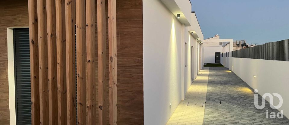 Casa T4 em Fernão Ferro de 220 m²