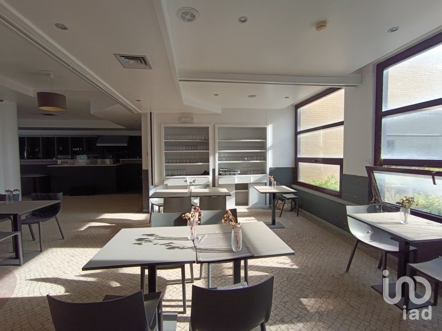 Boutique/Local commercial à Carnaxide e Queijas de 384 m²