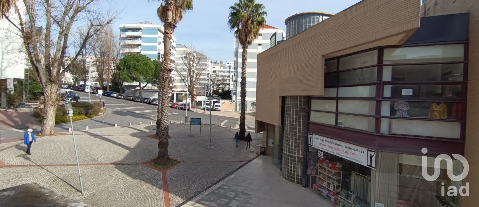 Boutique/Local commercial à Carnaxide e Queijas de 384 m²