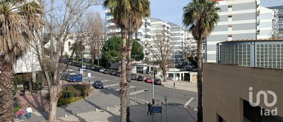 Boutique/Local commercial à Carnaxide e Queijas de 384 m²