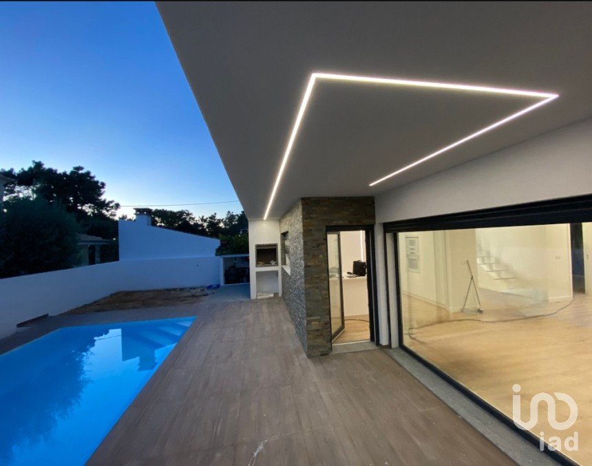 House T3 in Fernão Ferro of 145 m²