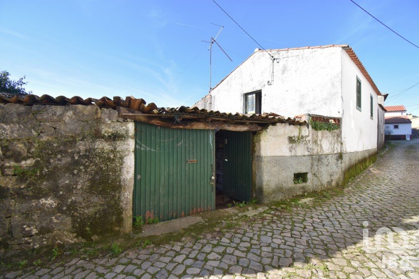 Village house T2 in Degracias e Pombalinho of 198 m²