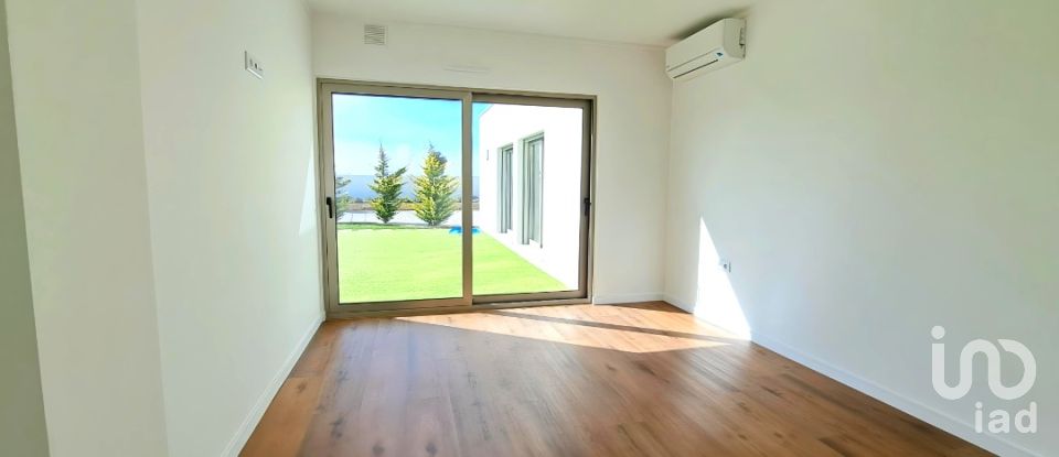 Moradia T3 em Atouguia da Baleia de 262 m²