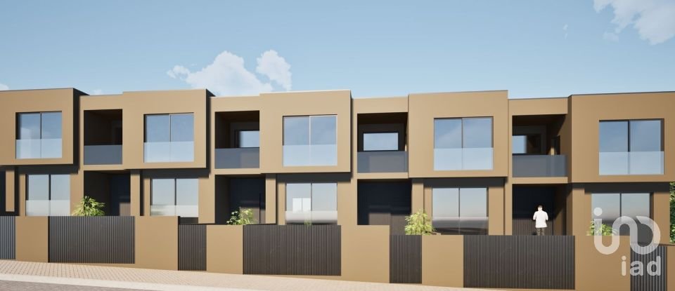 Moradia T3 em Antas e Abade de Vermoim de 246 m²