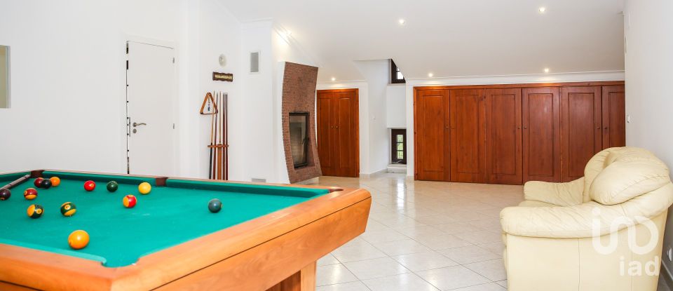 Moradia T5 em Campelos e Outeiro da Cabeça de 196 m²