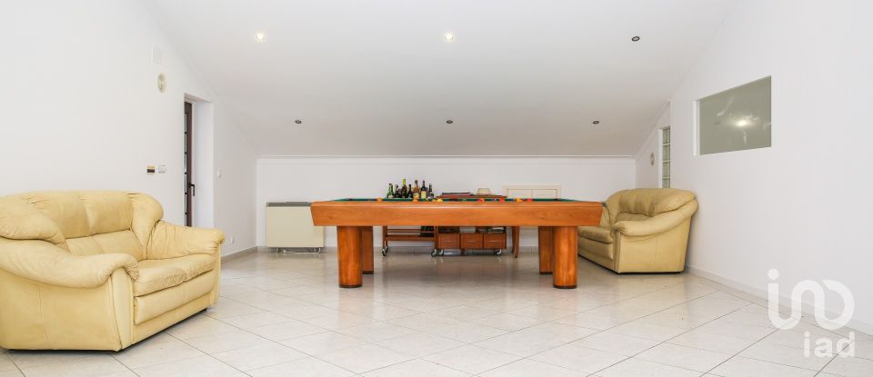 Moradia T5 em Campelos e Outeiro da Cabeça de 196 m²