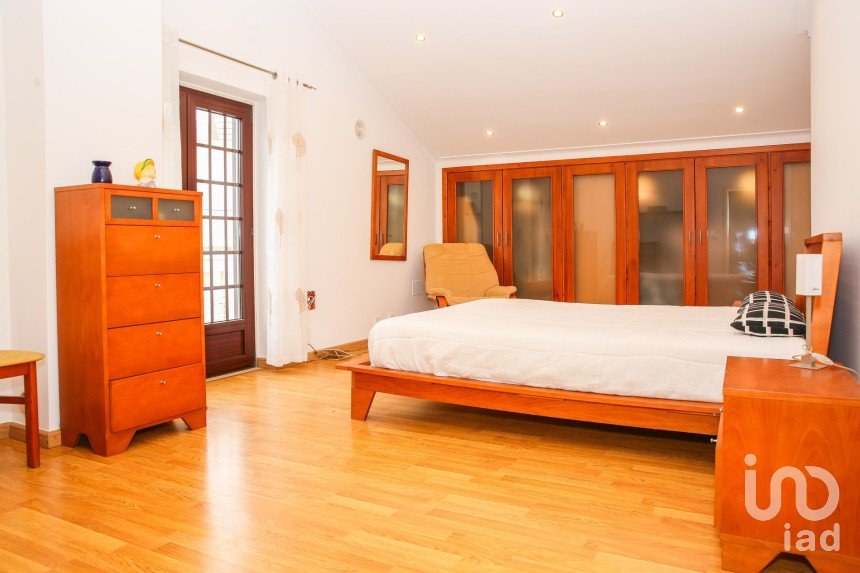 Moradia T5 em Campelos e Outeiro da Cabeça de 196 m²