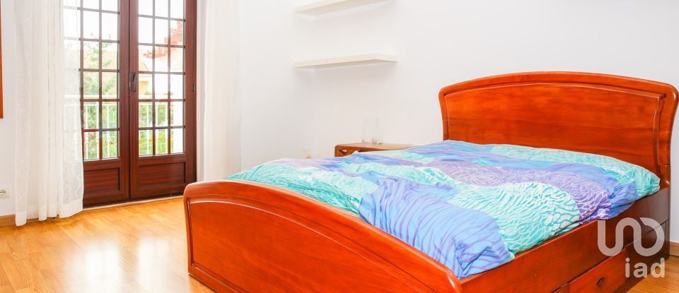 Moradia T5 em Campelos e Outeiro da Cabeça de 196 m²