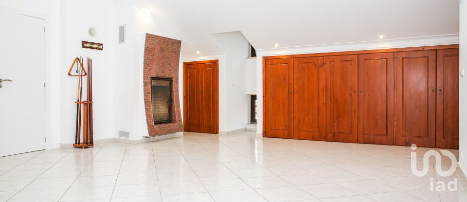 Moradia T5 em Campelos e Outeiro da Cabeça de 196 m²