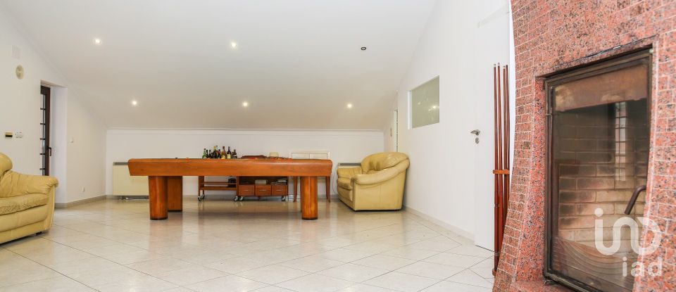 Moradia T5 em Campelos e Outeiro da Cabeça de 196 m²