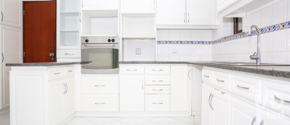 Moradia T5 em Campelos e Outeiro da Cabeça de 196 m²