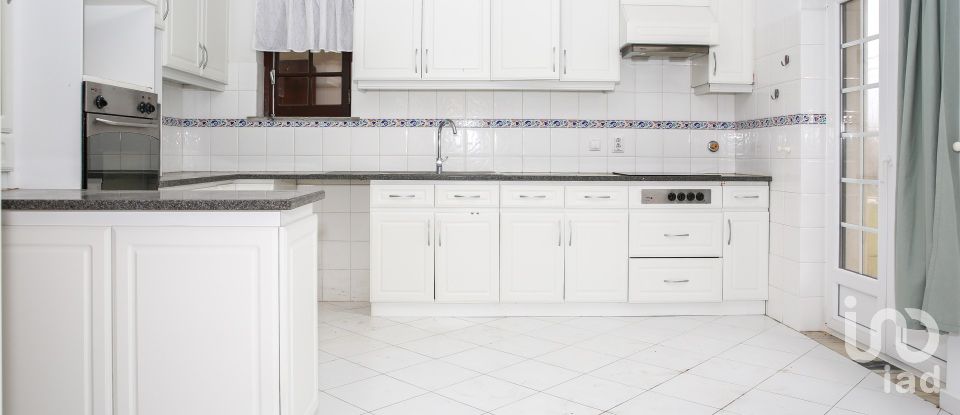 Moradia T5 em Campelos e Outeiro da Cabeça de 196 m²