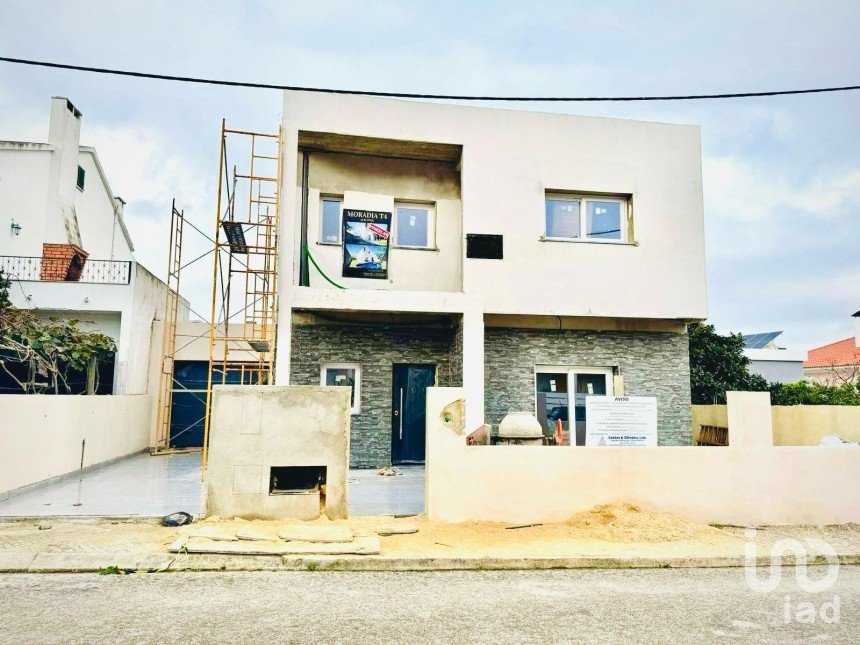 Moradia T4 em Charneca De Caparica E Sobreda de 164 m²