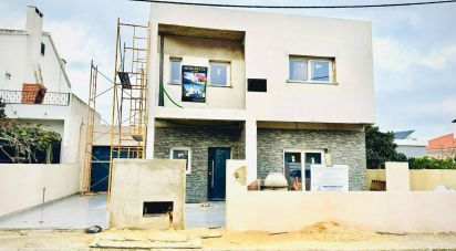 Maison T4 à Charneca De Caparica E Sobreda de 164 m²