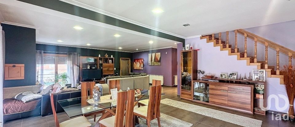 House T4 in Vale de Anta of 450 m²