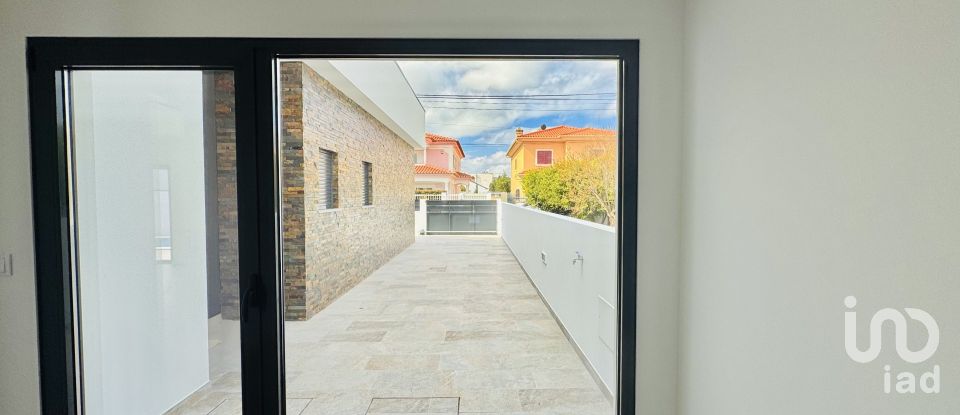 House T3 in Fernão Ferro of 135 m²